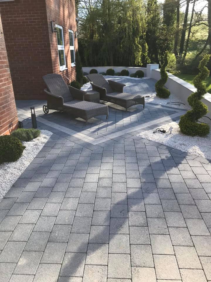 Tobermore's tweet photo. Our three favorite words are......Stay At Home! 😎

And with a patio like this that wouldn't be hard 👍

This patio in Warwichsire was installed by Tobermore Approved Paving Contractor Russell Phillips using Tobermore Sienna in graphite and silver. https://t.co/0vlq7RV4SS