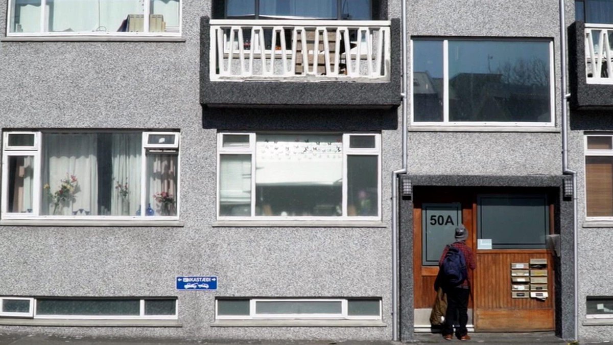 « J’avais senti réapparaître la matière éternelle et commune, l’humidité familière, l’ignorante fluidité des anciens jours. Je revins à la maison. »
Marcel Proust « À l’ombre des jeunes filles en fleur »
© Raymonde Couvreu et François Tizon / photogramme du film « Street Life »
