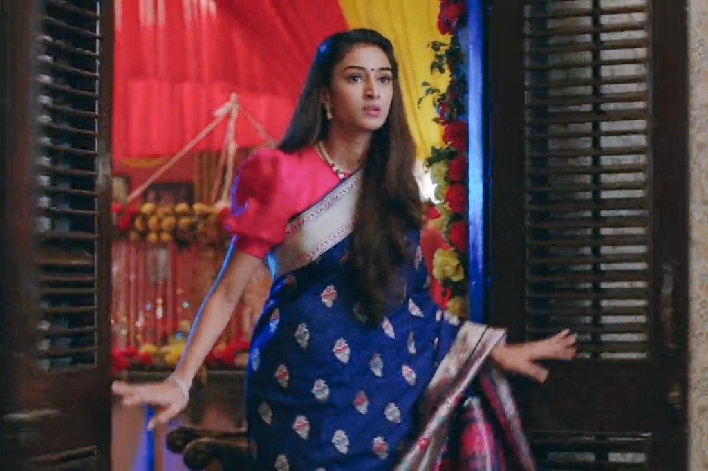 Prerna broke the door's lock n saved AB again.She was standing right infront of him protecting frm Bajaj,He pushed her side but she was again there as rock solid.Bhahubali PrernaThis track showed her strength physically n mentally. #EricaFernandes  #KasautiiZindagiiKay