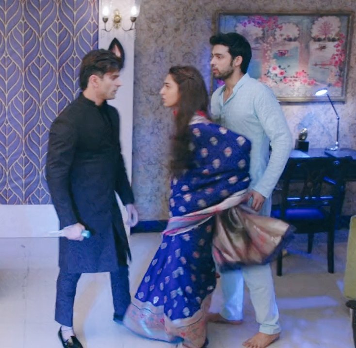 Prerna broke the door's lock n saved AB again.She was standing right infront of him protecting frm Bajaj,He pushed her side but she was again there as rock solid.Bhahubali PrernaThis track showed her strength physically n mentally. #EricaFernandes  #KasautiiZindagiiKay