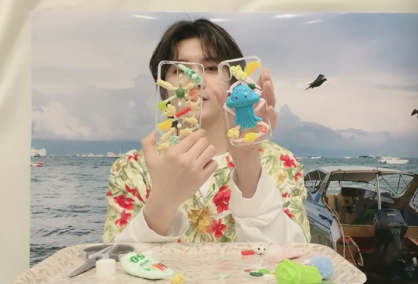 (I think it's a jellyfish, not a squid)These are the two phone cases Ren made!He was getting suggestions for which member to give the case to and he said he'll make them do rock, paper, scissors to see who gets to keep it #뉴이스트  #NUEST  #렌  #Ren  @NUESTNEWS