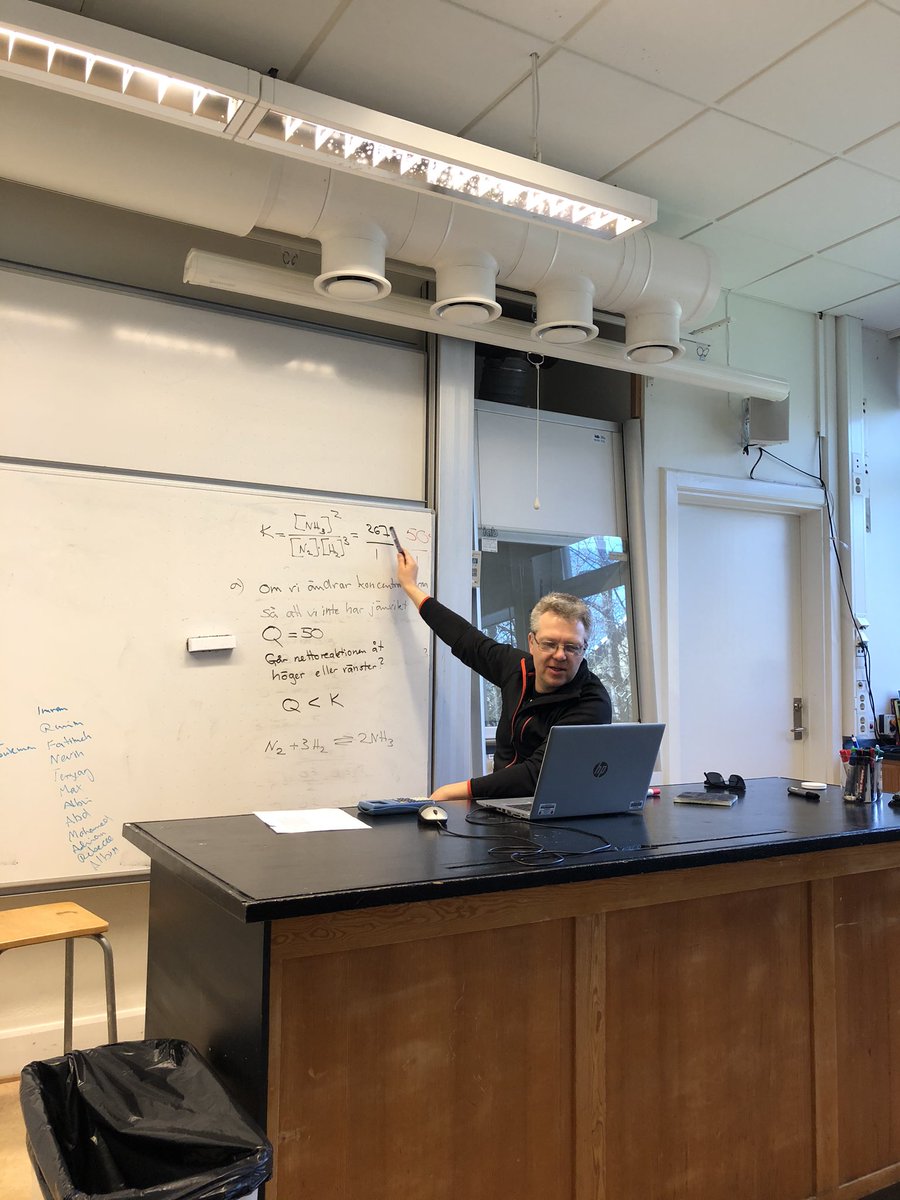 Fjärrundervisning i Na19a. Så likt en vanlig lektion som möjligt vill eleverna ha det och Conny lyckas bra, ensam i klassrummet @Kärrtorps gymnasium❤️