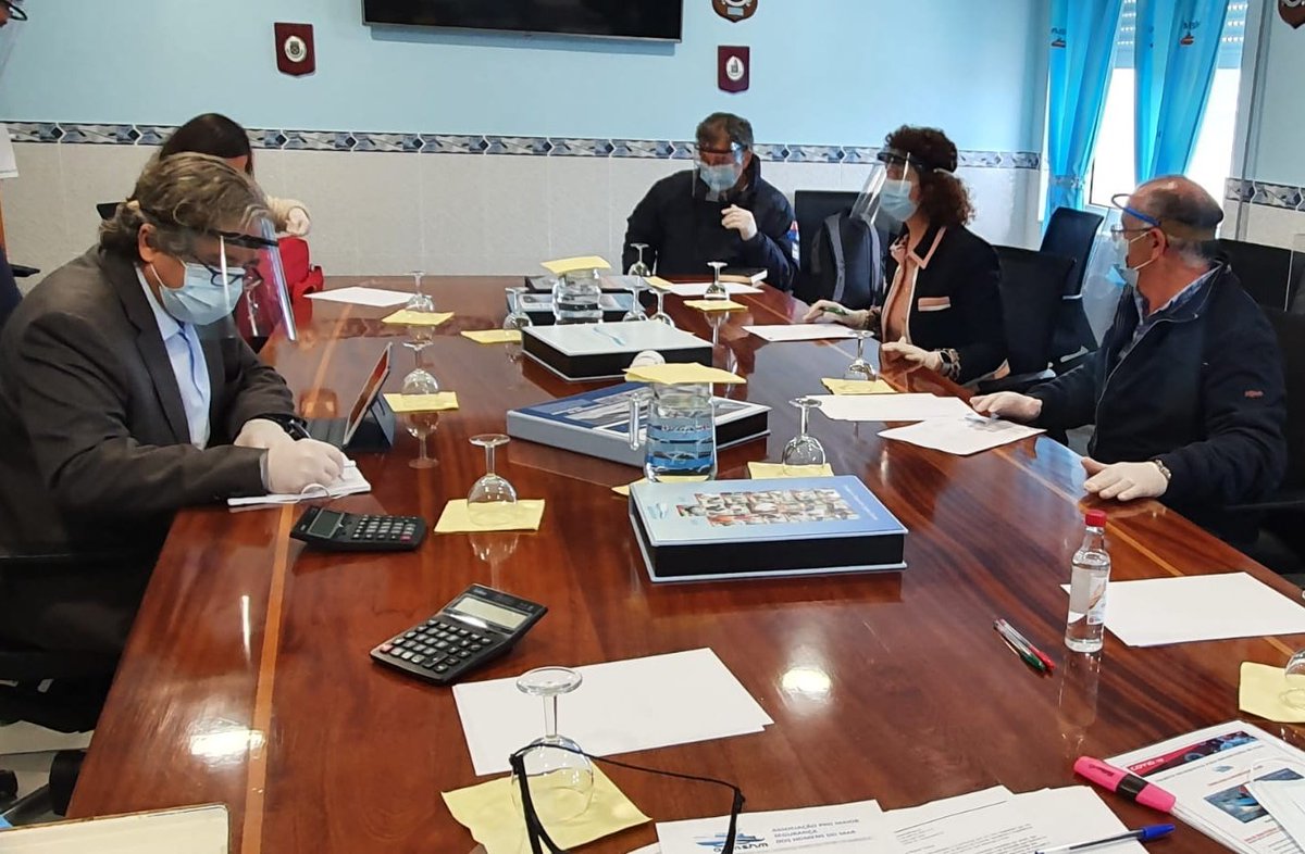 mar_pt's tweet photo. O Ministro do Mar visitou a Associação Pró-Maior Segurança dos Homens do Mar, na Póvoa de Varzim, onde teve oportunidade de verificar localmente as medidas que estão a ser adotadas pelos pescadores no âmbito da prevenção da Covid-19.
#Covid19Pt https://t.co/v5UtWFxWna