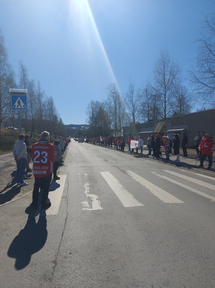 Rørende å se hvor mange som har kledd seg i klubbens farger for å følge Stein Egil «Gillan» Skogvang på hans siste reise. #2hockey 💖<a href="/LillehammerIK/">Lillehammer Hockey</a>