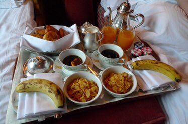 Tapi apa lagi istimewa sangat sampai harga mahal gila ni? Harga tersebut adalah TERMASUK makan di dalam tren! The Eastern & Oriental Express mempunyai 3 gerabak dining-cars, mempunya 1 meja makan berdua untuk lunch pada 12.00pm/2.00pm atau dinner pada 6.00pm/9.00pm