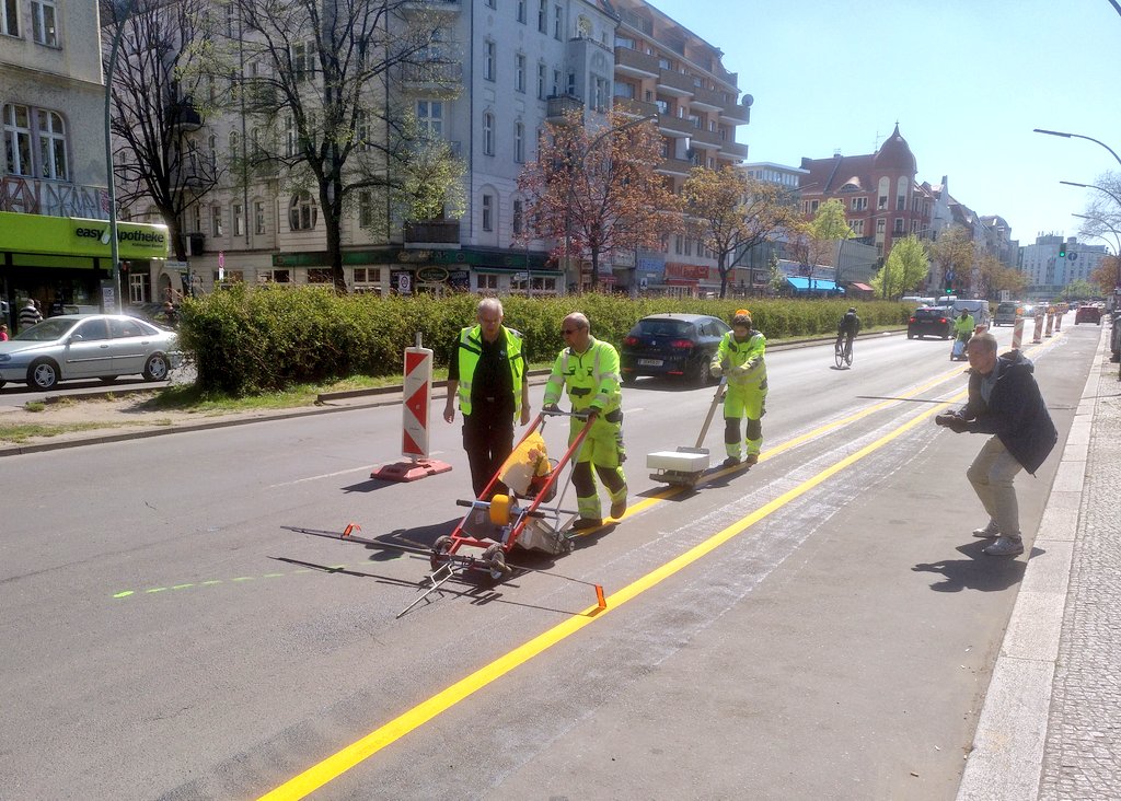 DvSchneid's tweet photo. How to build pop-up bikelanes:
1) decide where
2) paint lines
3) put bollards, cones, or pylons. https://t.co/xiEXh9K5Pz