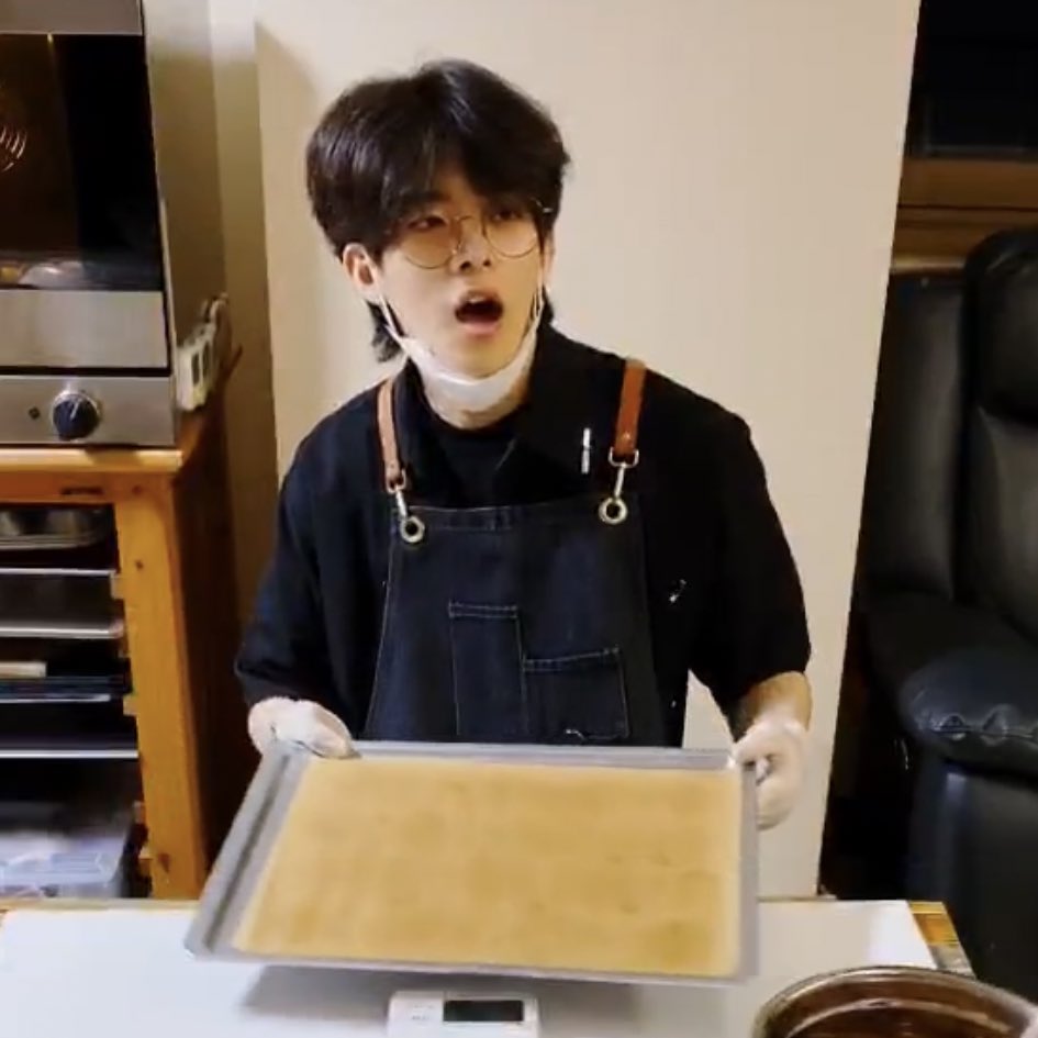 NSHBSJSKS WHEN HE TOOK OUT THIS TRAY, A PARCHMENT PAPER DROPPED OUT AND HE LOOK AT MOM LIKE THAT  damn cute agbsjsksk