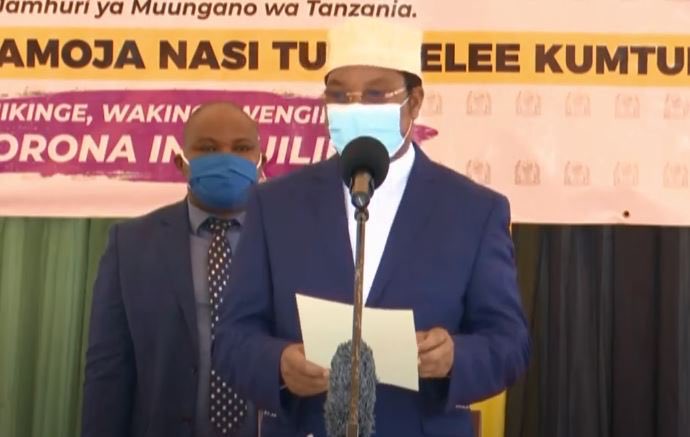MwanzoTvPlus's tweet photo. "Shirika la Afya Duniani lilikadiria kuwa ifikapo mwisho wa mwezi Aprili, 2020 nchi yetu ingekua na wagonjwa 524,716 lakini tunamshukuru Mungu kwa kuwa kadirio hilo hatujalifikia - Waziri Mkuu, Kassim Majaliwa. #HATUCHUJI #KwanzaHabari https://t.co/sv9Mg3P2h7