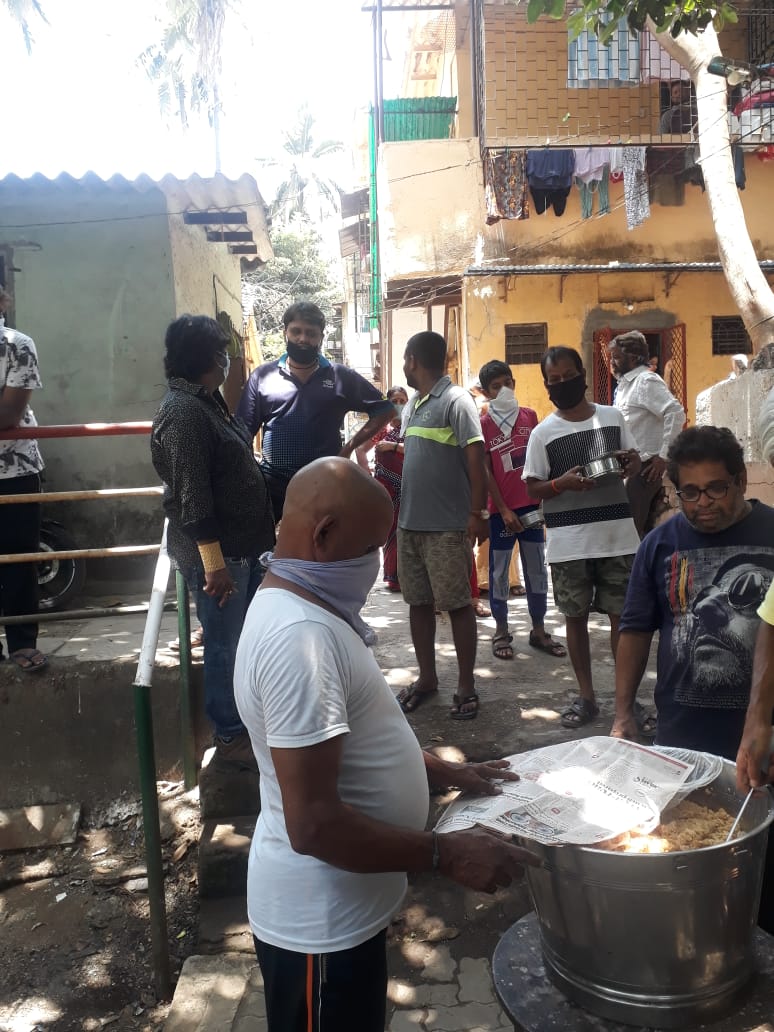 kkaaranlugani's tweet photo. Distributed #cookedfood for the needy people of Andheri East.
Doing something good is always better than doing nothing.
#FeedTheNeedy
#YouthForNeedy 
#RationForAll 
#BJYMMumbai 
#BJYMCares
@poonam_mahajan 
@parag_alavani 
@mohitbharatiya_ 
@TajinderTiwana 
@BJYM 
@BJYM4Mumbai https://t.co/43sFGwwIHI