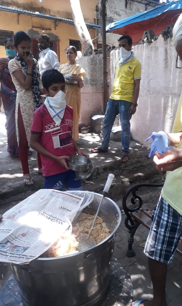 kkaaranlugani's tweet photo. Distributed #cookedfood for the needy people of Andheri East.
Doing something good is always better than doing nothing.
#FeedTheNeedy
#YouthForNeedy 
#RationForAll 
#BJYMMumbai 
#BJYMCares
@poonam_mahajan 
@parag_alavani 
@mohitbharatiya_ 
@TajinderTiwana 
@BJYM 
@BJYM4Mumbai https://t.co/43sFGwwIHI