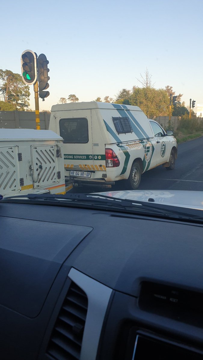 Rich_X_man's tweet photo. @Fidelity_Secure @Abramjee @FatalMoves still transporting employees in packed vehicles. At least 6 in the back of this bakkie this morning https://t.co/RLny2ROUhu