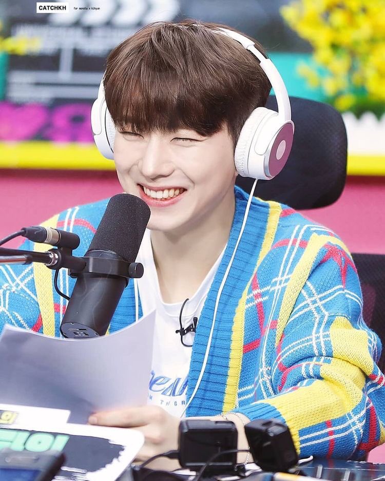 YOO KIHYUN AND HIS EYE SMILE: A VERY ADORABLE THREAD (ft. his OH SO WHITE TEETH) 