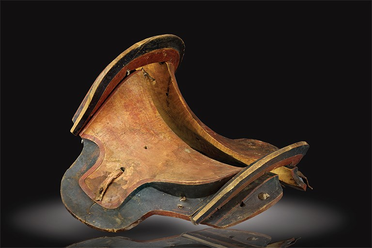 #түүх Монгол улсын нутгаас олдоод буй хамгийн эртний модон эмээл (НТ 243-357 оны үед хамаарна). 2015 онд Ховд аймгийн Мянгад сумын нутагт хадны оршуулгаас илрүүлэн судалсан. Өдгөө Үндэсний Музейн эртний улсуудын танхимын үзвэрт бий.
МҮМ-н судлаач Ж.Баярсайхан