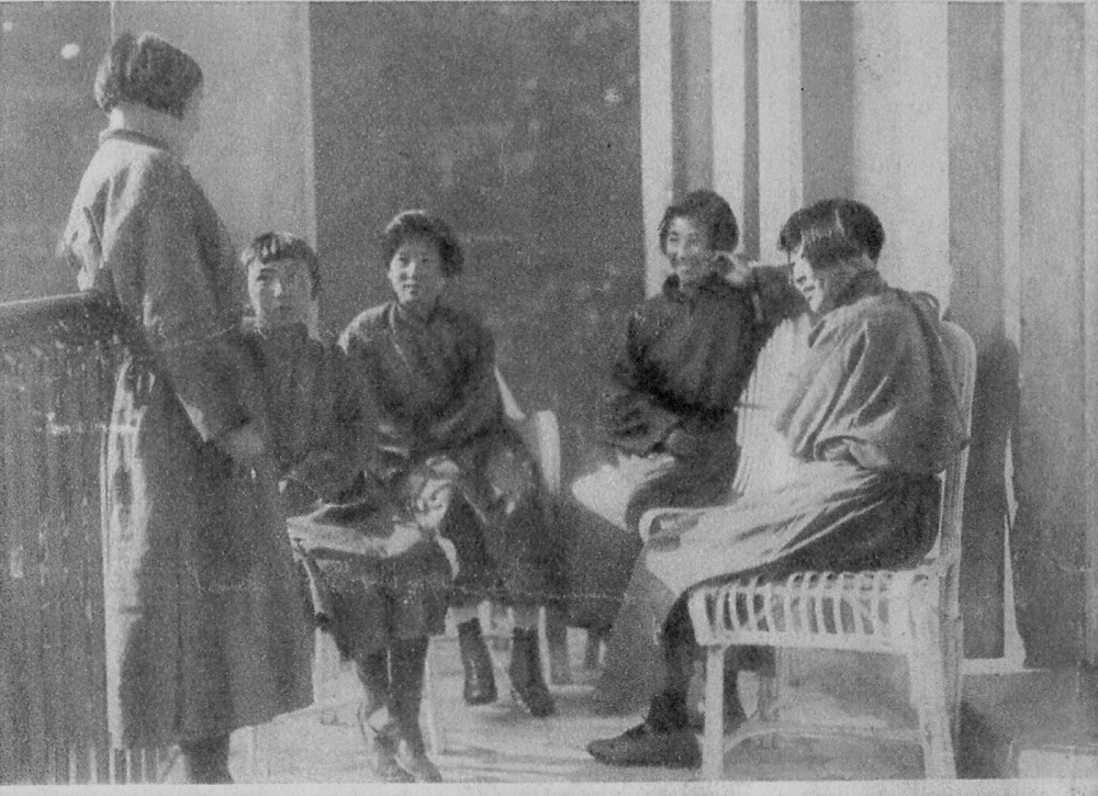 #түүх 1926-1929 онд Герман, Францад сурсан монгол сурагчдын дунд Хаалаа, Цэрэнханд, Сурмаажав, Батсүх, Юмхүү нарын 5 охин байв. 
Энэ гэрэл зургийг Берлин хотын ойролцоох Фронау тосгонд татуулжээ.