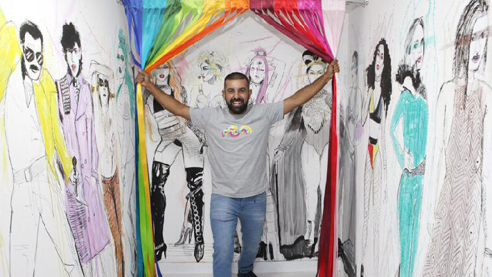 SitePheeno's tweet photo. O @funmuseu, primeiro museu de experiências permanente do Brasil, tem um espaço com ilustrações de ícones da cultura LGBT+. Confira: https://t.co/SGeC8uz1bt https://t.co/AjGyCKaYJc