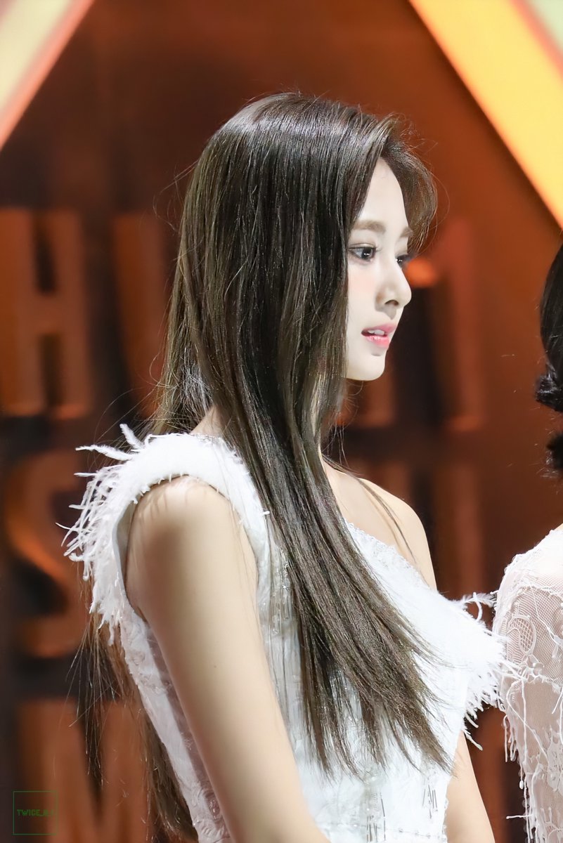 EssentialTW's tweet photo. 200130 in Seoul Music Award🎵

#TWICE #트와이스 #トゥワイス
#쯔위 #TZUYU #子瑜 #ツウィ #서울가요대상 #MOMO #모모 #モモ
@JYPETWICE https://t.co/HWDAR8N3Ul