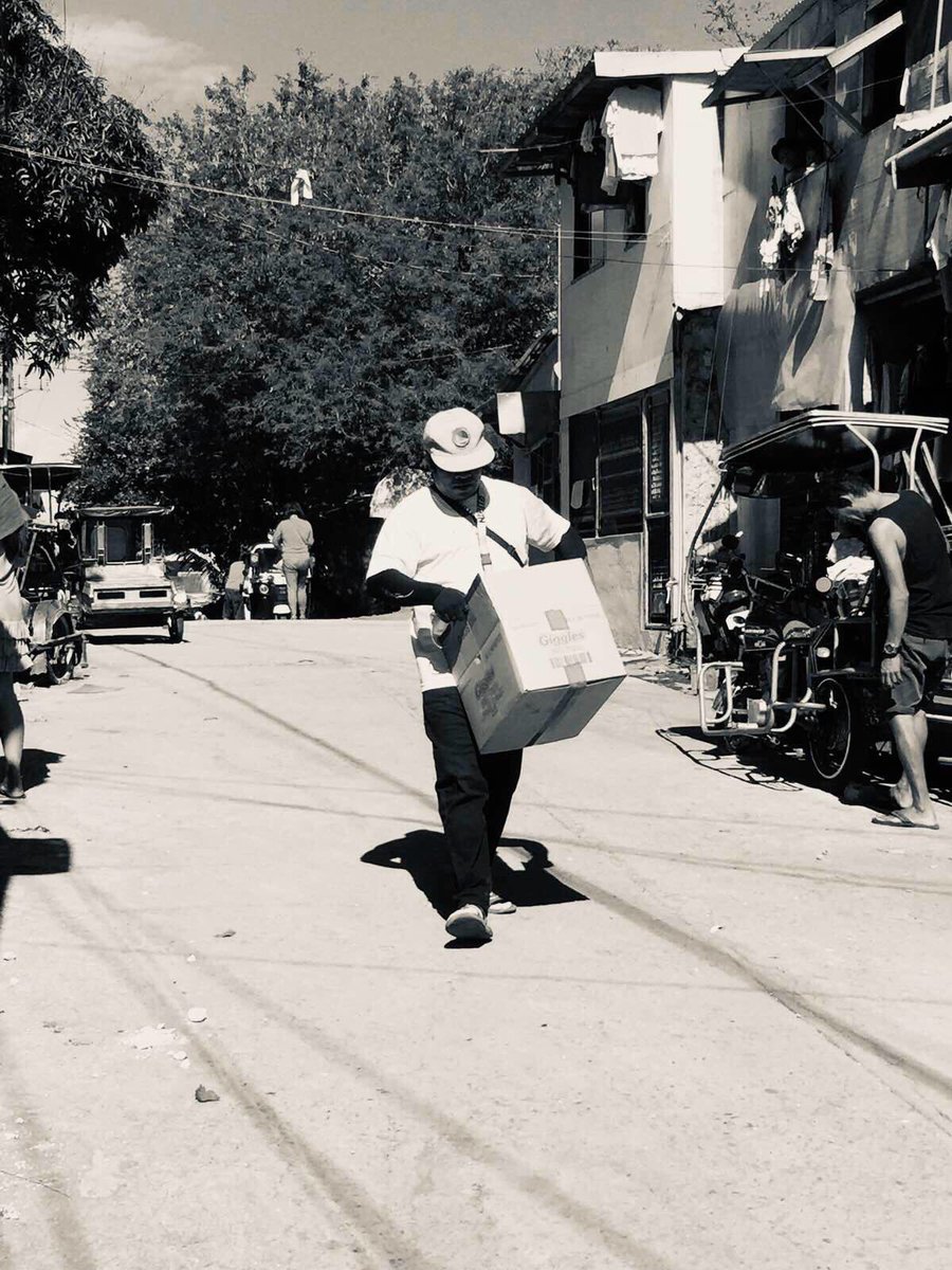 TmlfPh's tweet photo. Earlier this month, before we were put on a community lockdown, the Paginilinan family (initiated by @donny and @anthonypangilinan ) and their team took the initiative to extend help to our Kababayans who are in need. Indeed, a little help goes a long way.♥️ https://t.co/KEu7HnkkMw