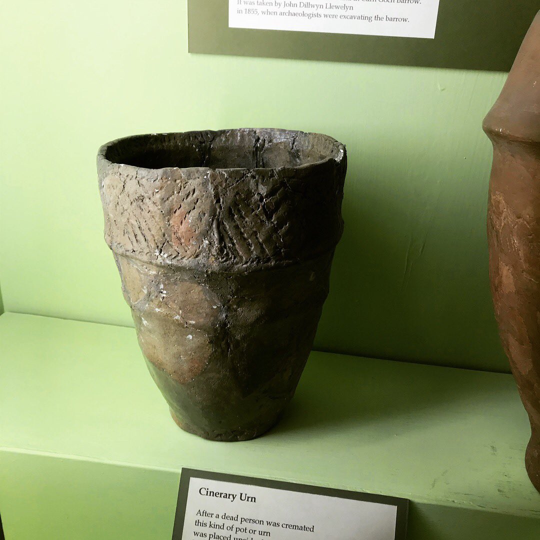  #MuseumsUnlocked we’re coming into the home stretch. Here’s a stunning cinerary urn dating to approximately 5,000 years ago (mid-late Neolithic). Again, I’m not a pottery expert so please correct me if I’m wrong (but do it nicely ) (5)