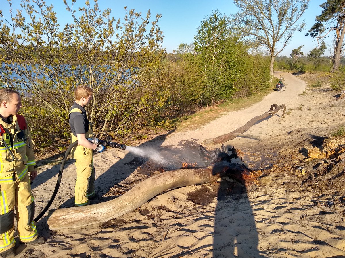 BrwValkenswaard's tweet photo. We zijn gealarmeerd voor een brand op de Malpie. #onverantwoord Op dit moment kampvuur stoken in de #Malpie ๐ก. Gelukkig hebben we de brand snel onder controle kunnen krijgen. https://t.co/vjsjG9j9bZ