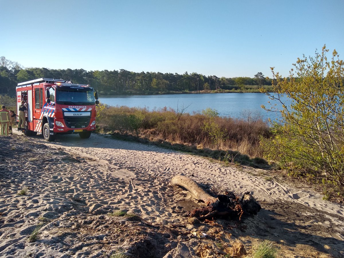 BrwValkenswaard's tweet photo. We zijn gealarmeerd voor een brand op de Malpie. #onverantwoord Op dit moment kampvuur stoken in de #Malpie ๐ก. Gelukkig hebben we de brand snel onder controle kunnen krijgen. https://t.co/vjsjG9j9bZ