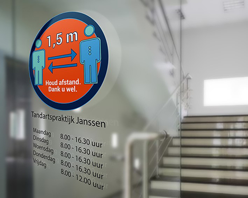 Met behulp van onze 'Houd afstand' drukwerk pakket informeert u uw patiënten én verkleint u het risico op besmetting voor iedereen. Dit pakket bestaat o.a. uit vloermarkeringen, vloerstickers, raamstickers en instructie piramides. Klik op bit.ly/2yvPawC voor meer info.