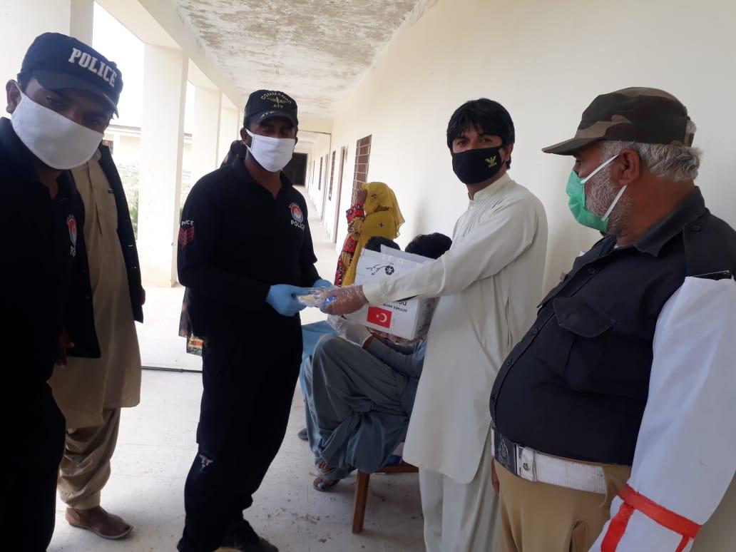 YasminBaloch2's tweet photo. Thanks to #PakistanRedCrescent for sending Masks, gloves, sanitizers and hand washing soaps for Mastung field staff.
Our #Fieldsupervisor Mr Yasir Baloch distributing these to the employees who are engaged in #EhsaasEmergencyCash
#Ehsaas https://t.co/RDdzbwE92G