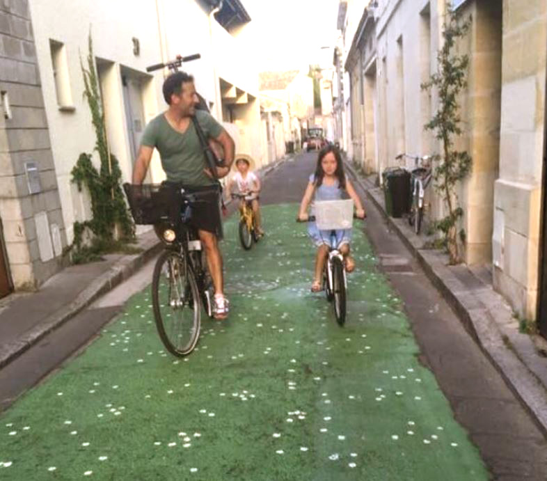 HelloFlowerFest's tweet photo. Des #paquerettes peintes sur la chaussée délabrée
A #bordeaux, une sexagénaire très #flowerpower a pris une amende 385 €
mais #memepasfleur , elle assume son #artephemere
tout lire sur https://t.co/HIRTKSYnVW #HelloFLOVVER  #streetart  
©Sophie Daurel https://t.co/B1Fw4wzvXK