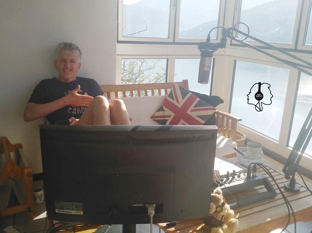 Questa mattina il Benson è stato intervistato on Radio3i da Michael Casanova e Boris Piffaretti. Qualcuno glielo dice che non era in diretta video ed è inutile che mostri le gambe?
<a href="/Casasnuevas_13/">Michael Casanova</a> <a href="/Boris1504/">Boris</a> <a href="/radio3i/">Radio 3i</a> #ticino #loveradio #quarantinemood #popupradio #Interviews