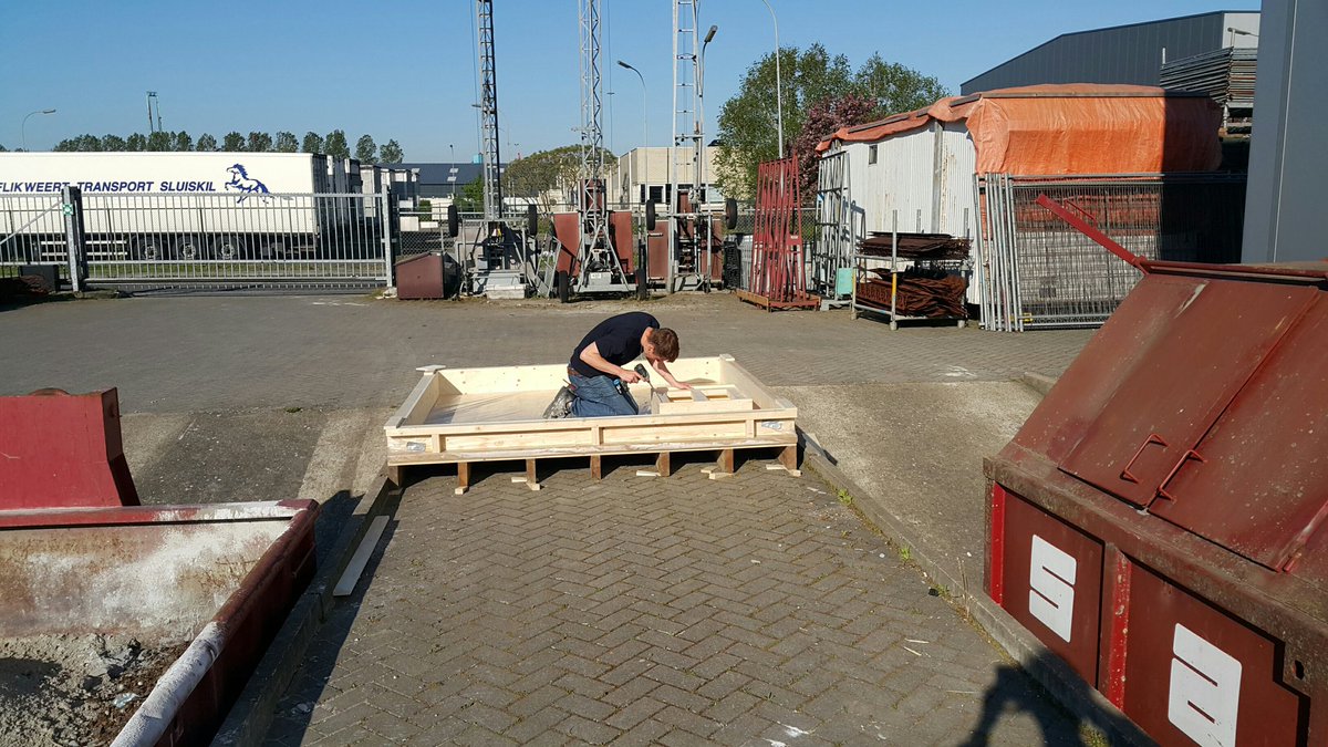 SimonsBouwgroep's tweet photo. Onze #leerling jordy is druk met het maken van een #prefab #beton deksel. Leerzame klus! https://t.co/H7kUm1aXgs