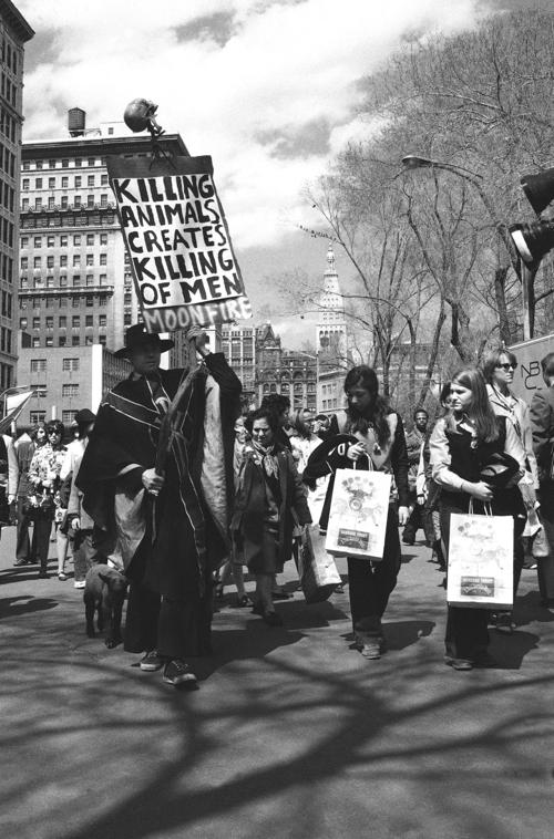 A New York 50 anni fa mi sono imbattuto nel primo Earth Day
La protesta era per l'inquinamento dell'aria e delle acque.  
Oggi siamo in mezzo ad una pandemia e dobbiamo confrontarci con emergenze globali, quella climatica innanzitutto

Targets: Green Deal e "carbon neutral" 2050