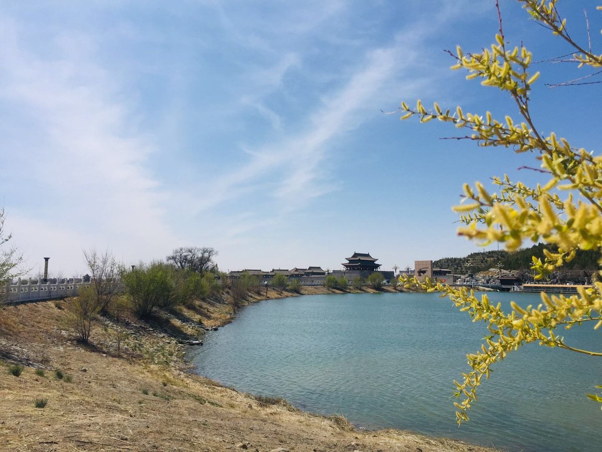 一上山就隔开了喧嚣，只有佛塔檐的风铃似近实远地响着。#西蒙古高原