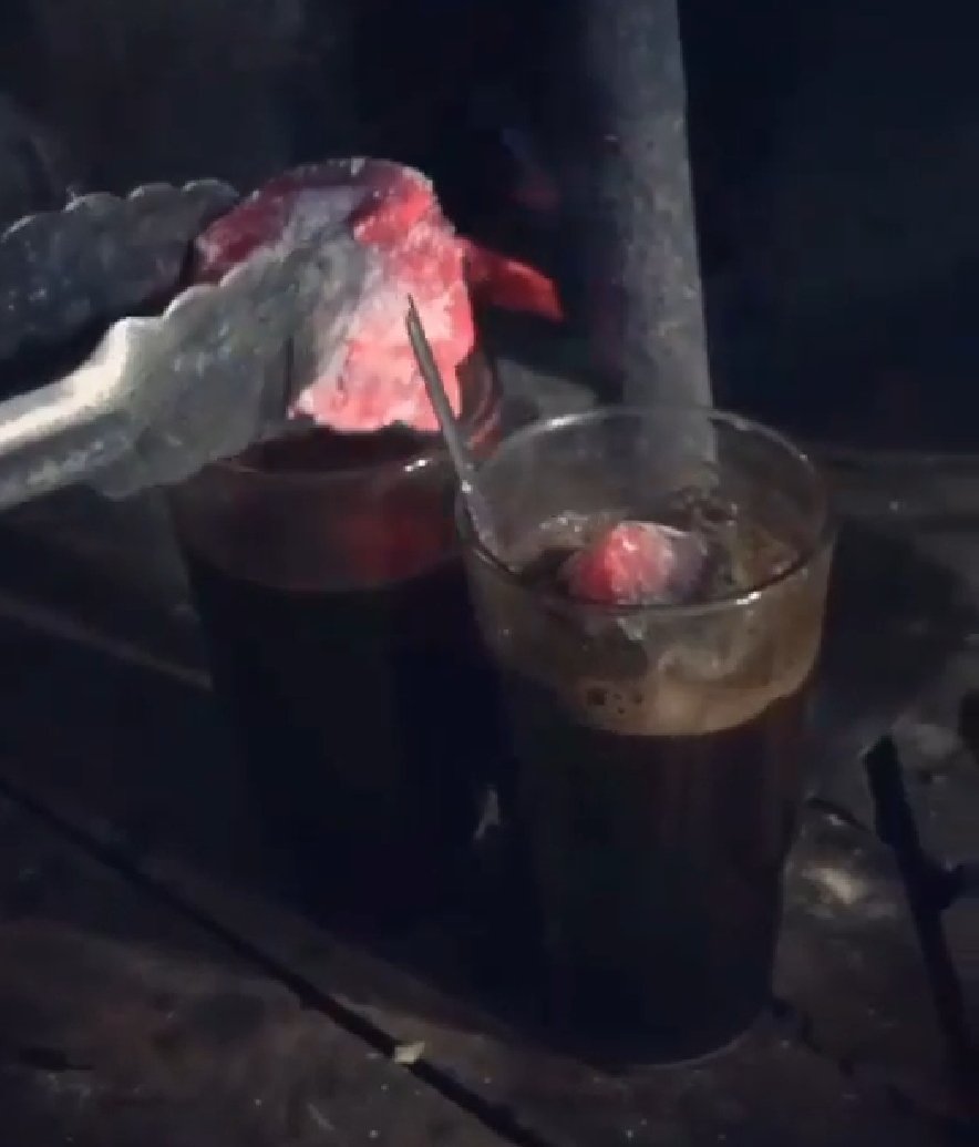 Lalu kamu takut dengan pahitnya hidup?
Kopi pun sempurna karna pahitnya