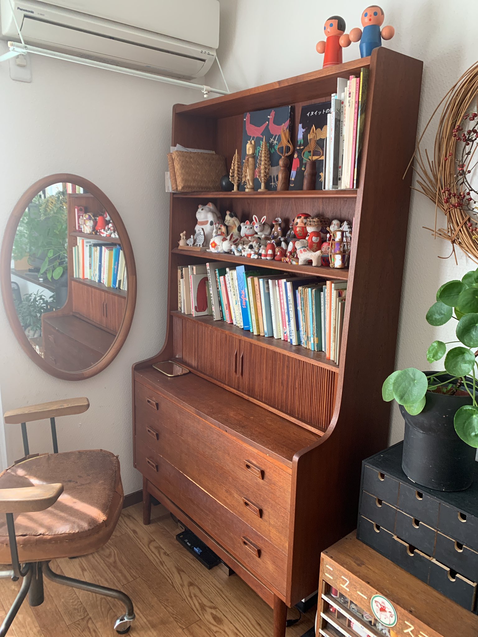 天然生活 A Twitter 天然生活６月号 片づけ特集内 散らかりがちなものの収納 どうしてますか で取材させていただいた堀川波さんのお宅では リビングにみんなのコーナーがありました 引き出しの１段目にはドライヤーとヘアケア ２段目には娘さんと堀川さん兼用