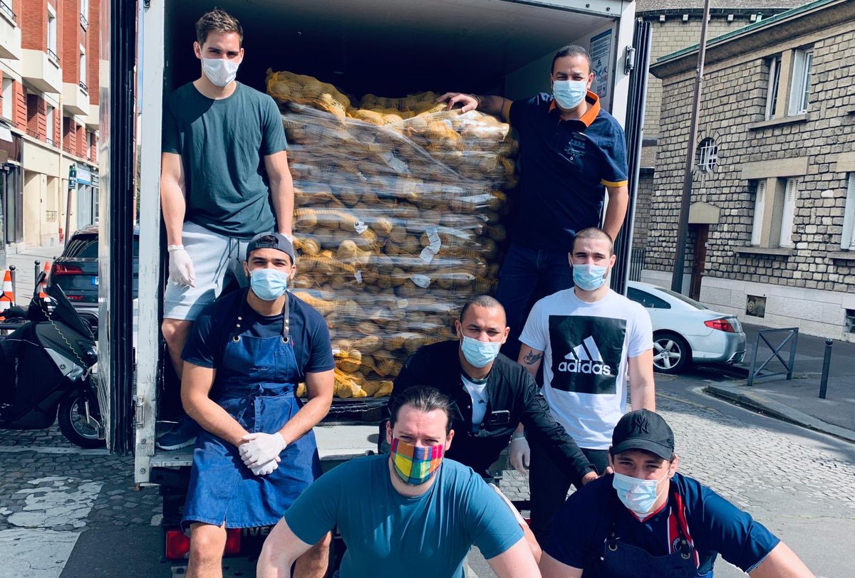 Des Produits de Rungis livrés aux  restaurants: Les Princes et L’Osteria  qui cuisinent tous les jours pour le personnel soignant avec des joueurs du Stade Français Paris.
Merci Solpom, Pomona terre azur, TALAN <a href="/thomaslombard3/">Thomas Lombard</a> <a href="/SFParisRugby/">Stade Français Paris</a> <a href="/marchederungis/">Marché de Rungis</a> <a href="/FickouG/">Gaël Fickou</a>