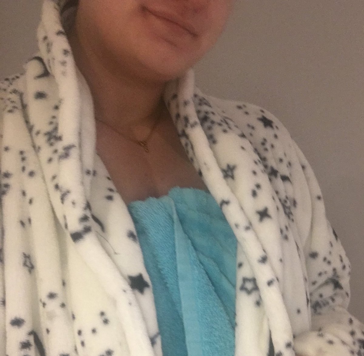 Aimeee1994's tweet photo. Maybe it’s the sleep deprivation but I have convinced myself I’m a genius. 

Cold after getting out the shower? Wear your dressing gown OVER your towel. https://t.co/dubBytJSIb