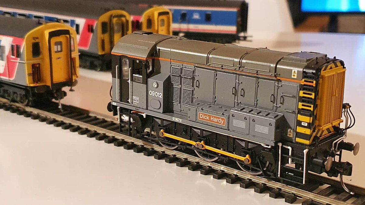 PdannyH's tweet image. Treated myself to this superb little beast from @hornby beautifully modelled as 09012 Dick Hardy. Always wanted a #Class09 with high level jumper cables to shunt my units. Will repaint as 09006 in BR blue often seen around Woking late 80s/early 90s.
#TMRGUK #VariousMultipleUnits