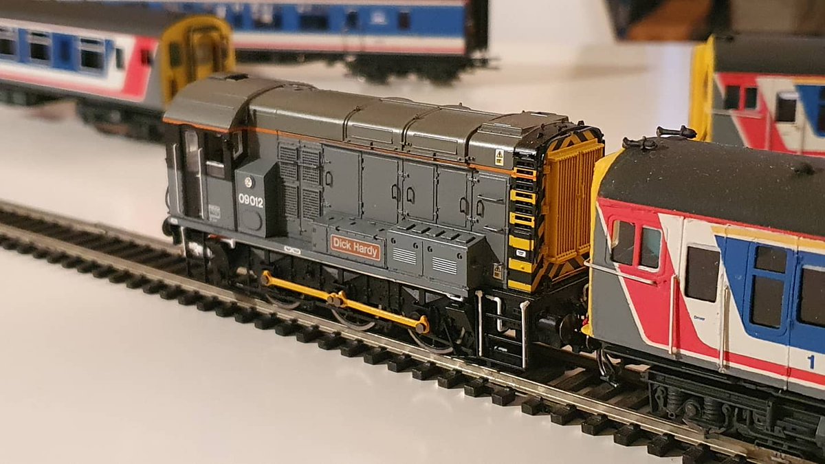 PdannyH's tweet image. Treated myself to this superb little beast from @hornby beautifully modelled as 09012 Dick Hardy. Always wanted a #Class09 with high level jumper cables to shunt my units. Will repaint as 09006 in BR blue often seen around Woking late 80s/early 90s.
#TMRGUK #VariousMultipleUnits