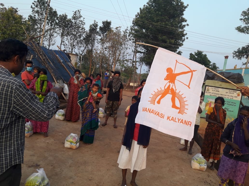 VSKKarnataka's tweet photo. @vanavasikar 's  initiative 'Reaching the unreached' to help the tribal community cope from the #covid19 lockdown have reached out to 6000 families of the 10000 families in Karnataka. https://t.co/dBJQgvk5Ik https://t.co/JGEQMgtlcR