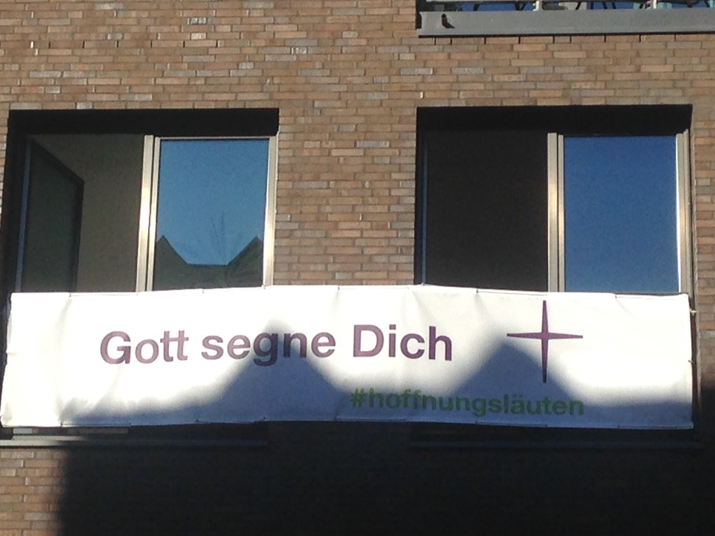 Oekumene_KKRM's tweet photo. Und auch im @Kirchenkreis_RM grüßen die Banner mit Hoffnungsbotschaften an vielen Orten, z.b. am #Friedhof in #Elmshorn oder am #KiZE
#Hoffnungsläuten #TeamHoffnung #Segen #mittenamTageinInnehalten
Wer hat noch mehr #Banner @nordkirche_de gesehen? https://t.co/b6em2X5O24