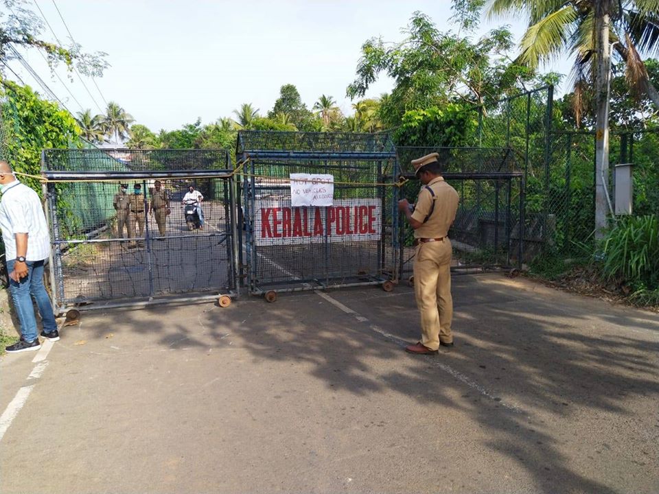 @കോവിഡ് 19: ഹോട്ട് സ്പോട്ട് പട്ടികയിൽ ഉൾപ്പെട്ടതിനെതുടർന്ന് ഇന്ന് തിരുവനന്തപുരം സിറ്റിയിലെ റോഡുകൾ അടച്ചപ്പോൾ.
@COVID 19 - The roads in Thiruvananthapuram city were closed today due to being listed on the hot spot. Only 6 Checking points are opened for entry/exit to the city.