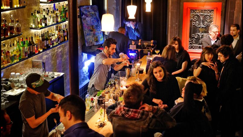 Le_Figaro's tweet photo. 🎙️ Selon les informations d'@Europe1 les #restaurants, bars et cafés pourraient rouvrir à partir du 15 juin. 
Une réunion se tiendra à l'@Elysee ce vendredi, mais cette date reste l'hypothèse de travail la plus sérieuse, selon la radio ⤵️

https://t.co/8GnLCQghD9
#11Mai #Covid19 https://t.co/zUV4z6Nao3