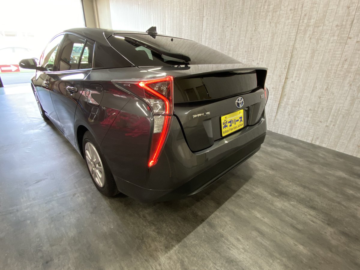 中古車販売リース久留米 プリウス50 ガンメタ入荷中 赤のプリウスみたいに現在カスタム中です カッコよくなってお客様のお越しをお待ちしております 年式29年 走行距離8 9万 Ledヘッドライト エアロ ホイル付きで190万円 久留米市 中古車