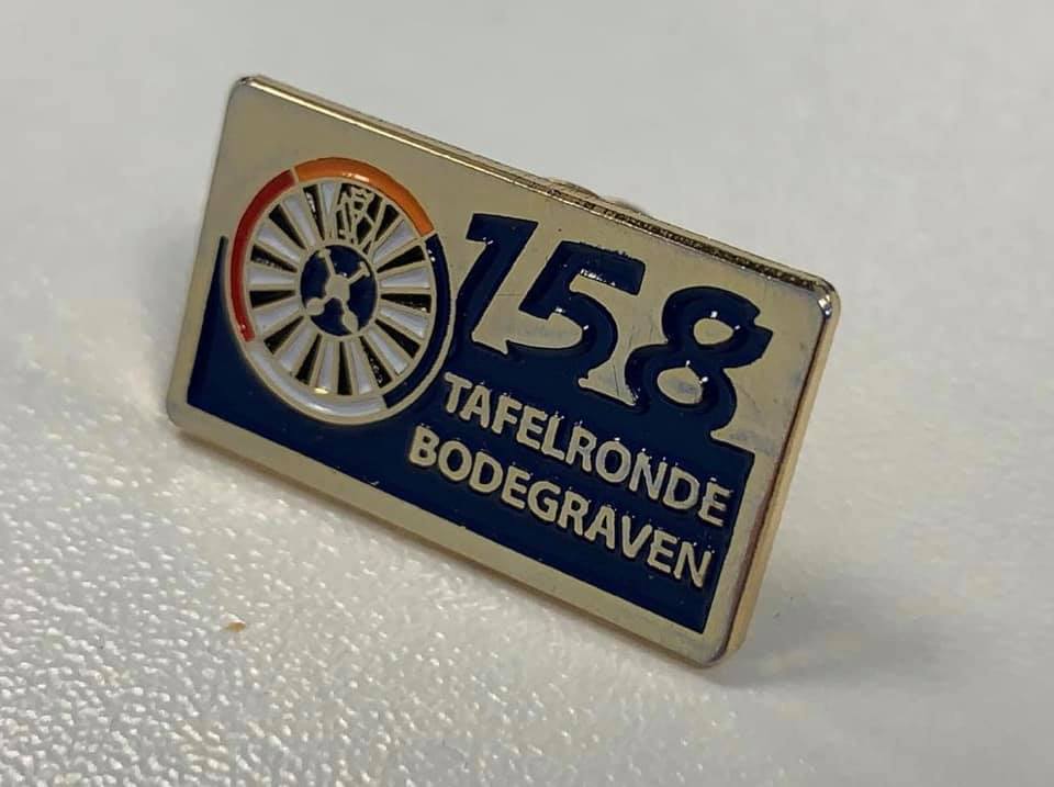 Tafelronde158's tweet photo. Onze Tafel is opgericht in 1982. Ruim 30 jaar lang droegen onze leden dezelfde pin. In 2016 vond toenmalig voorzitter @Martijn_Tromp  het tijd worden voor een nieuw design. Hier het resultaat. #verzamelzeallemaal #Roundtable #spijkersmetkoppen #Tafelronde #Bodegraven #RTNL https://t.co/mbkySRYPsd