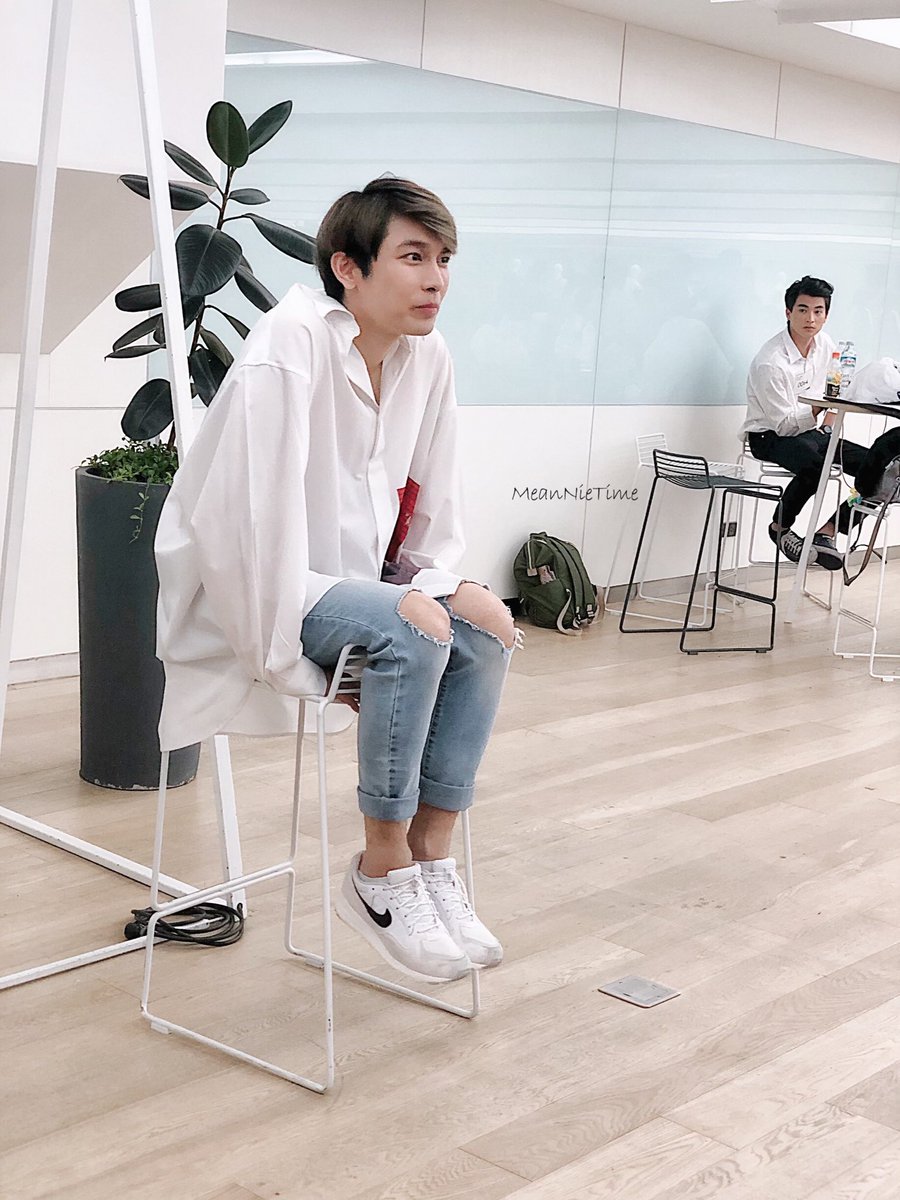 D-1 of casting ended with this picture, when mew finished, he came to sit to talk to the fans & op said this photo was unintentional when she took it, it was destiny's work. nong gulf was "always" looking at p'mew because there were a lot of fans who came for him 