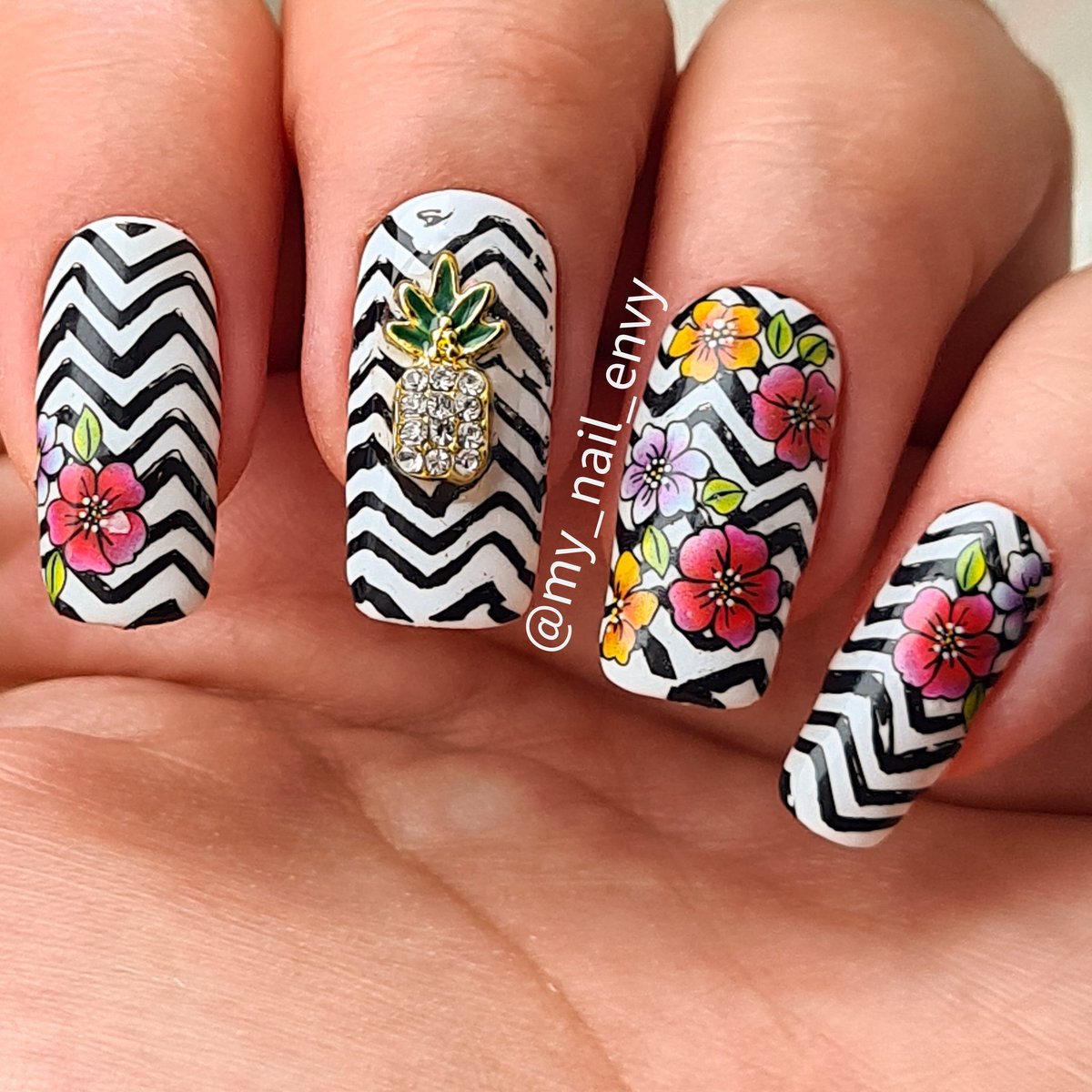 mynailenvy's tweet photo. My stamping is a bit messy on this mani ππ My mani was completely inspired/recreates from a gorgeous nail art done by @25sweetpeas
#nailart #tropicalnails #summernails #zigzagnails #cutenails https://t.co/YetrAQdIDM