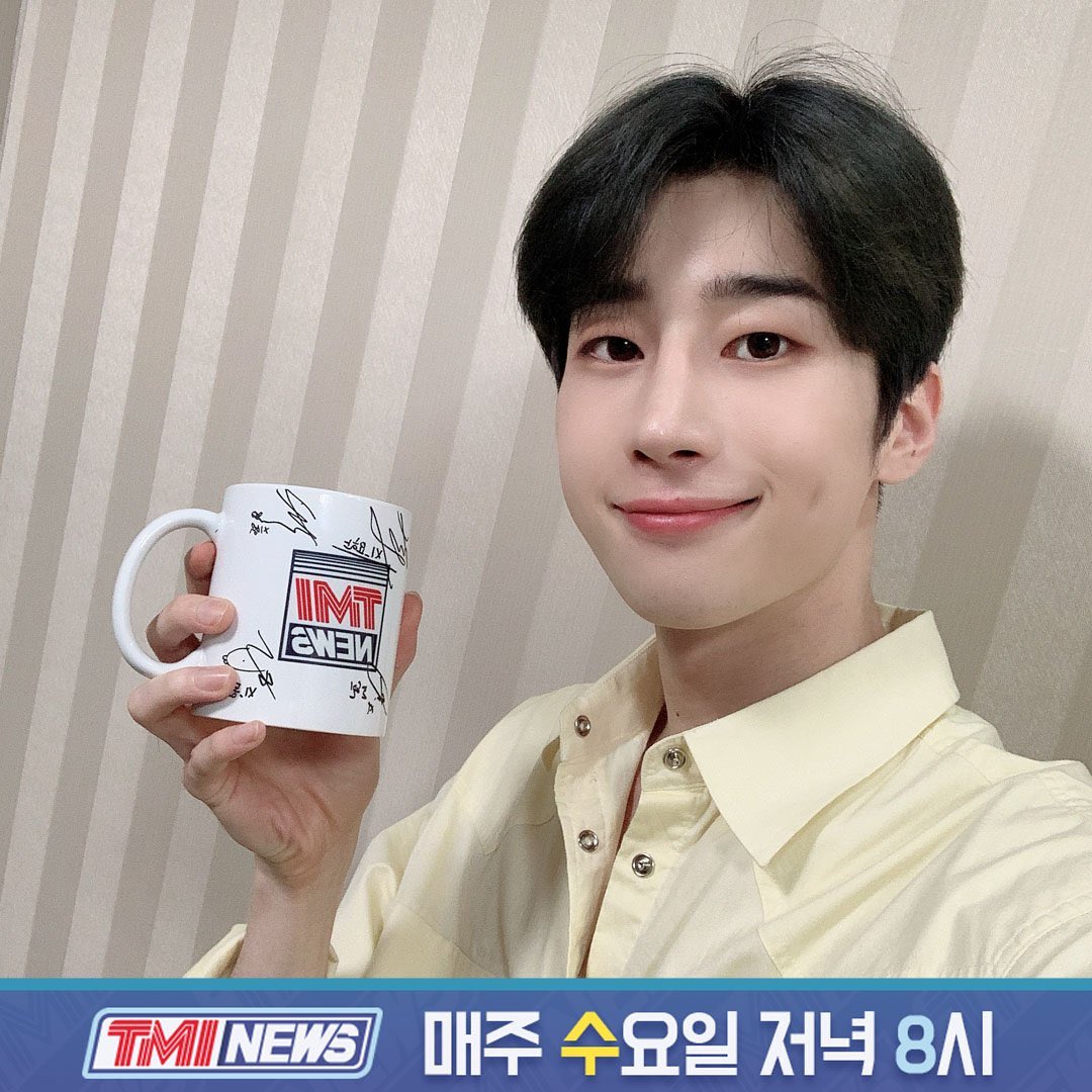 a rare thread of smiley seungwoo selfies in which he's not winking, pouting, or doing the v pose