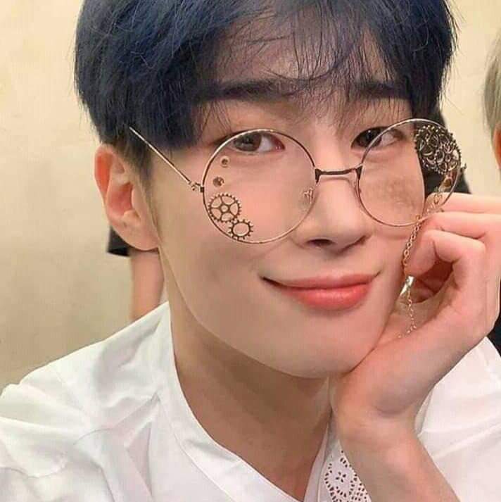 a rare thread of smiley seungwoo selfies in which he's not winking, pouting, or doing the v pose