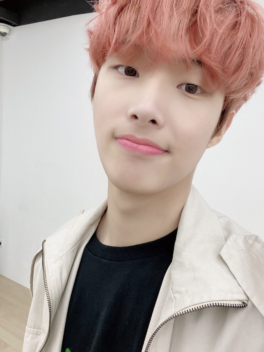 ATEEZofficial's tweet photo. [📷] 공룡이 되어 돌아온 산밍키🦖🦖 V LIVE Behind Photo
⠀
산이와 민기의 귀여운 벌칙부터
누구보다 더 신난 홍중이까지🕺
에이티니가 행복하다면 에이티즈도 행복해💕
⠀
#ATEEZ #에이티즈 https://t.co/0zUcqOMhMS
