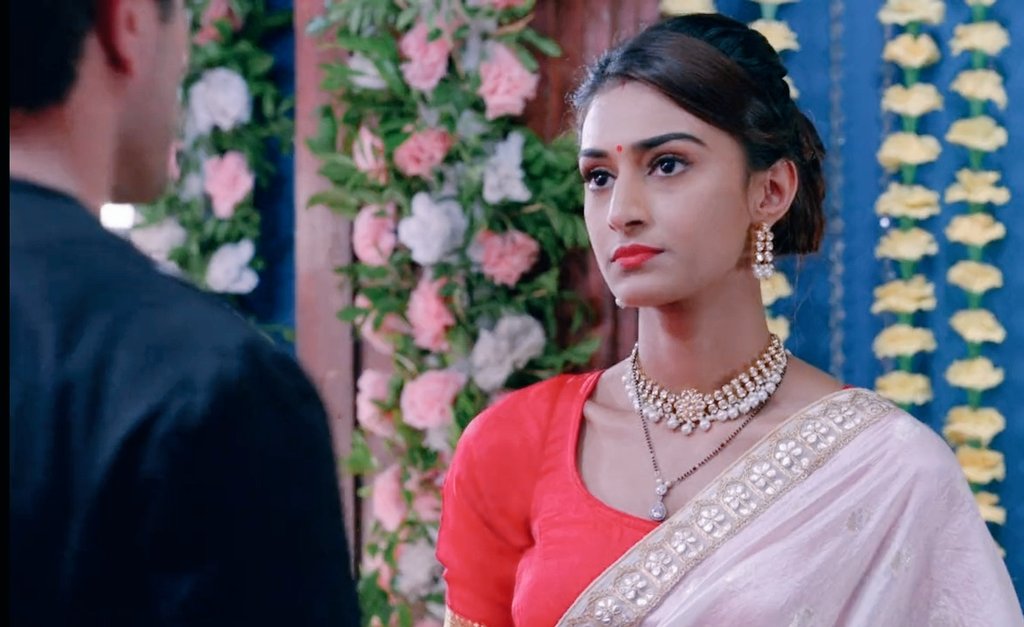 When  #Prerna overheard AB n Anupam fake allegations on Mr.Bajaj then also first thing she did was confronted him."Kya Aapne Anurag Ko Threaten Kiya?"Eri's voice modulation n her expressions n the way she repeated her question was BANG on. #KasautiiZindagiiKay  #EricaFernandes