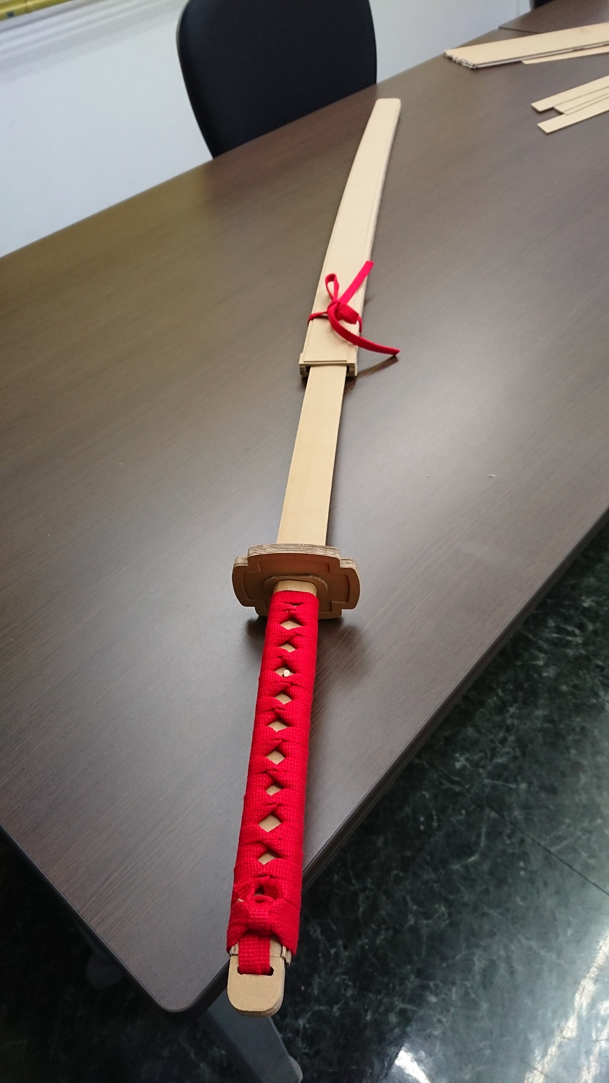 かけだしダンボール職人 オオヒラ 日本刀作ってみました 設計開始から1週間くらいかかりました 柄糸巻くのが大変 分解 納刀 抜刀できます 鬼殺隊士の鍔を作って日輪刀作りたいなぁ ダンボール工作 日本刀 T Co Nfhpdkvdqs Twitter